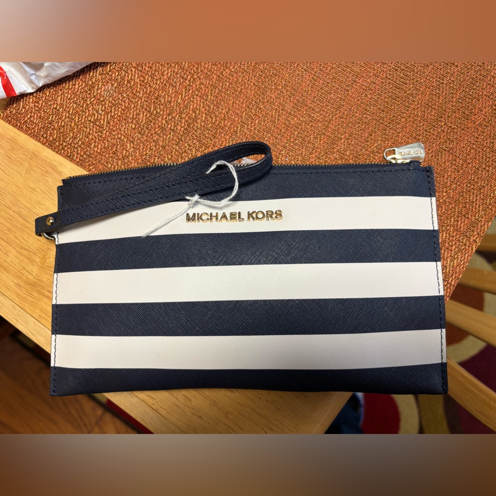 Michael Kors NO CALLOUTS/BARELY USED CLUTCH!💎💙😱